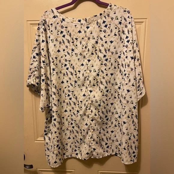 BloomChic Blue and Beige Floral Print Pullover Dolman Sleeve Top Size 22 - Picture 2 of 5